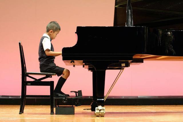小学生是否应该花精力学习钢琴
